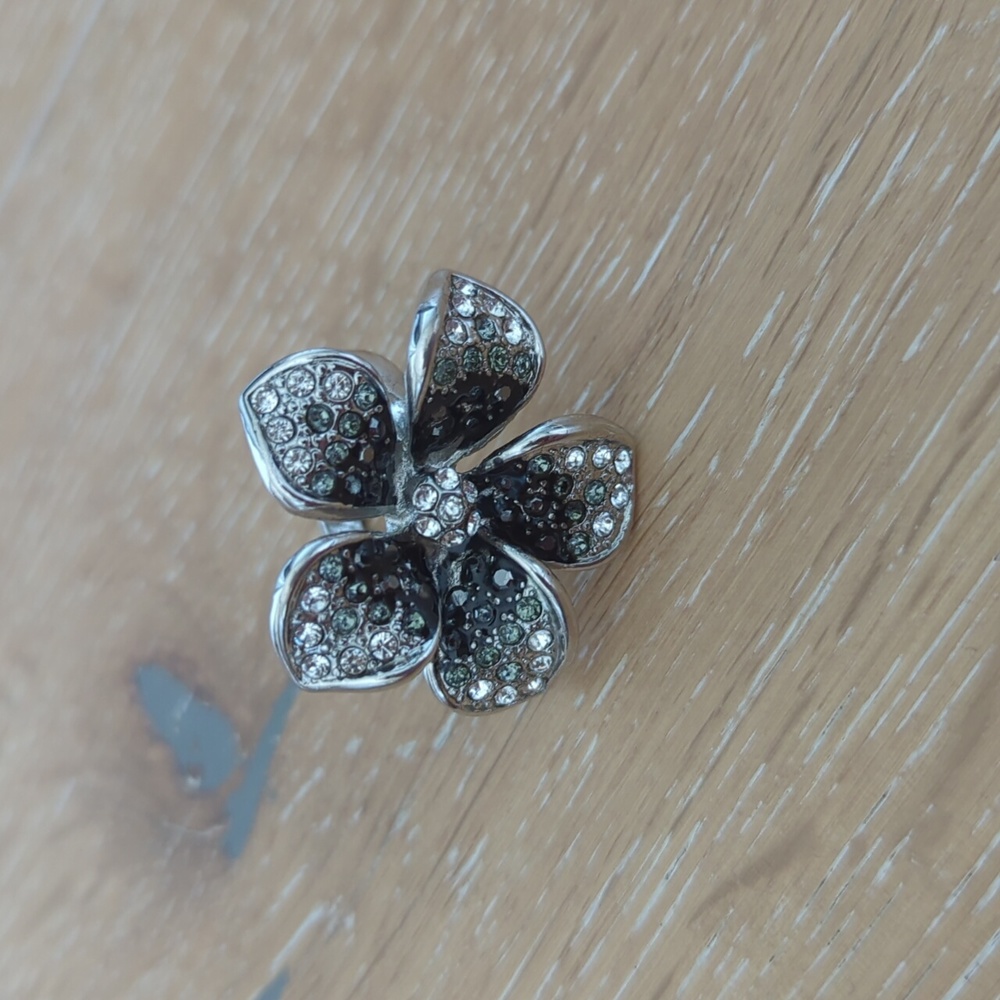 Like new flower statement ring